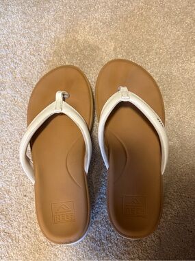 Reef Women’s White Strap Tan Footbed Thong Sandals